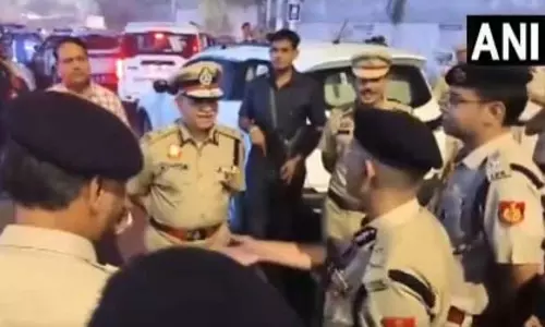 पुलिस आयुक्त ने पुलिसकर्मियों को दिवाली मिठाई दी