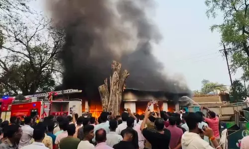 गौशाला इलाके में नगर निगम कचरा कलेक्शन सेंटर में आग गौशाला इलाके में नगर निगम कचरा कलेक्शन सेंटर में आग