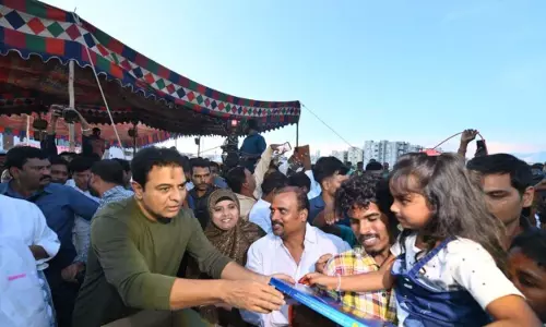 दिवाली पर बीआरएस ने विस्थापित परिवारों के साथ मनाया उत्सव