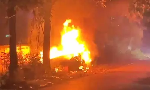 दलदल सिवनी में खड़ी कार में लगी भीषण आग, देखें VIDEO... दलदल सिवनी में खड़ी कार में लगी भीषण आग, देखें VIDEO...