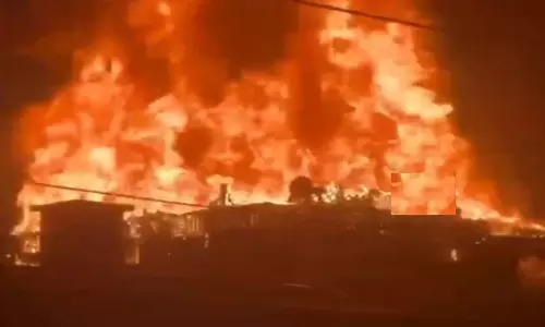 DIWALI की रात निरंजनपुर मंडी में लगी भीषण आग, कई दुकानों में मचा हड़कंप DIWALI की रात निरंजनपुर मंडी में लगी भीषण आग, कई दुकानों में मचा हड़कंप