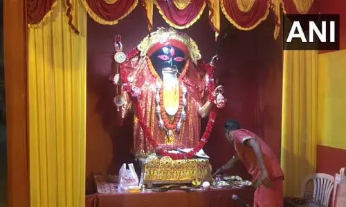 Kolkata में काली पूजा की धूम, बच्चे मना रहे काली पूजा और दिवाली आतिशबाजी के साथ Kolkata में काली पूजा की धूम, बच्चे मना रहे काली पूजा और दिवाली आतिशबाजी के साथ
