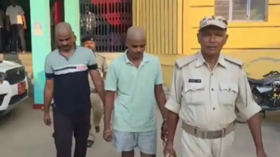 चाय वाला महाठग निकला, घर से 1 करोड़ 50 लाख Cash जब्त चाय वाला महाठग निकला, घर से 1 करोड़ 50 लाख Cash जब्त