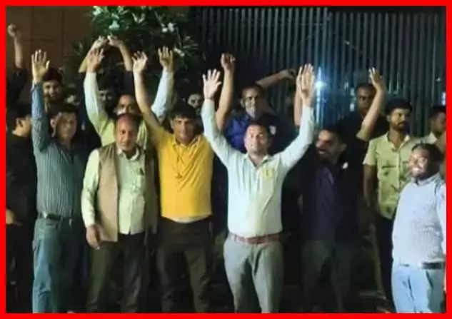 टोल टैक्स कर्मचारियों को दिवाली पर कम बोनस मिला, उठाया ये कदम, पुलिस पहुंची टोल टैक्स कर्मचारियों को दिवाली पर कम बोनस मिला, उठाया ये कदम, पुलिस पहुंची