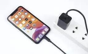 Smartphone Charger: दूसरों से चार्जर मांगना पड़ सकता है महंगा, विशेषज्ञों ने किया चौंकाने वाला खुलासा Smartphone Charger: दूसरों से चार्जर मांगना पड़ सकता है महंगा, विशेषज्ञों ने किया चौंकाने वाला खुलासा
