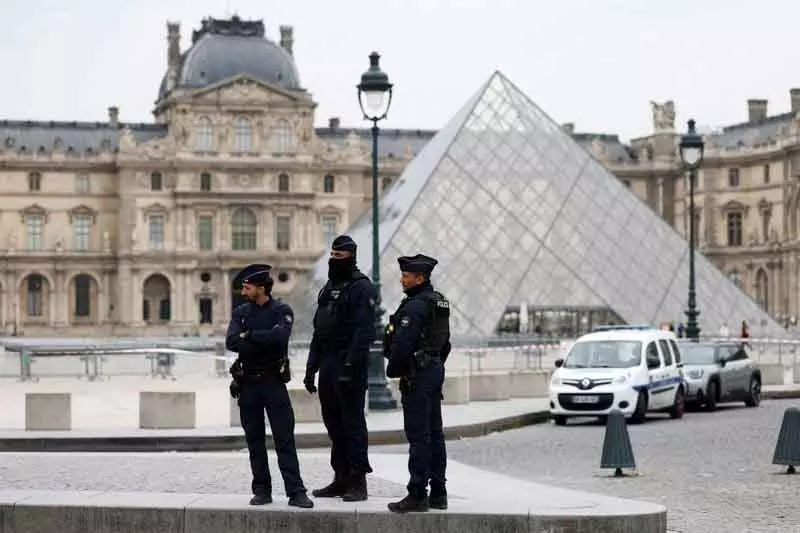 Paris लूवर में चोरी: 4 मिनट में उड़ा ले गए मुकुट के गहने Paris लूवर में चोरी: 4 मिनट में उड़ा ले गए मुकुट के गहने