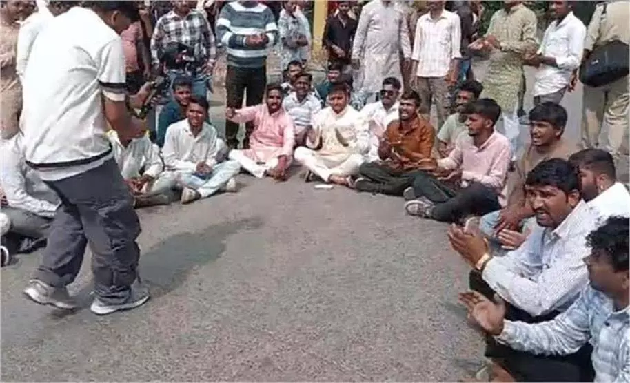 MP News: तेज़ रफ्तार ट्रक ने ली दो जिंदगियां, आक्रोश में उतरे लोग MP News: तेज़ रफ्तार ट्रक ने ली दो जिंदगियां, आक्रोश में उतरे लोग