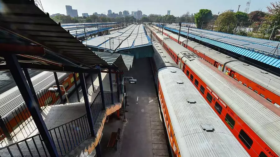 त्योहारों के मौसम में भीड़ को कम करने के लिए रेलवे ने 12,000 से ज़्यादा स्पेशल ट्रेनें चलाई त्योहारों के मौसम में भीड़ को कम करने के लिए रेलवे ने 12,000 से ज़्यादा स्पेशल ट्रेनें चलाई