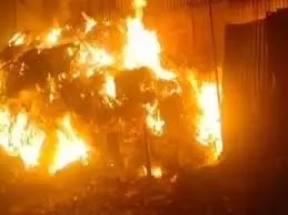 Amethi: जूते के गोदाम में भीषण आग, 10 लाख रुपये का सामान राख Amethi: जूते के गोदाम में भीषण आग, 10 लाख रुपये का सामान राख