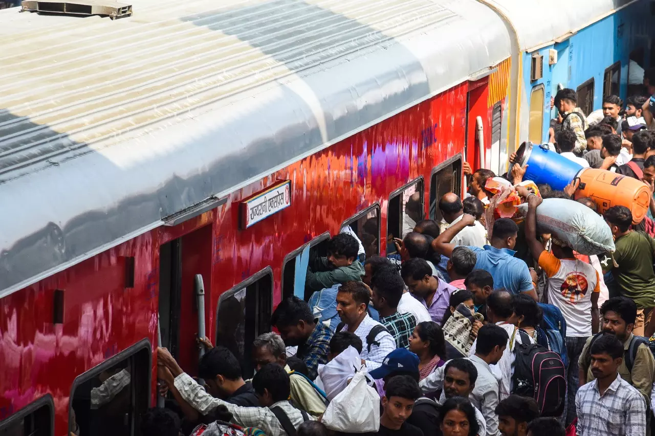 त्योहारों पर भीड़ कम करने के लिए रेलवे चलाएगा 8,000 और विशेष ट्रेनें त्योहारों पर भीड़ कम करने के लिए रेलवे चलाएगा 8,000 और विशेष ट्रेनें