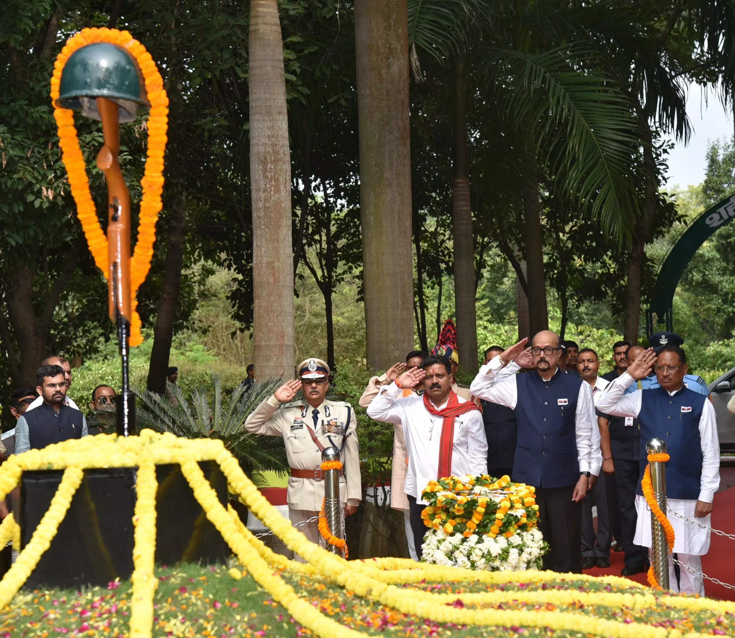राज्यपाल रमेन डेका और CM विष्णुदेव साय ने शहीद वाटिका पहुंचकर शहीद जवानों को दी श्रद्धांजलि राज्यपाल रमेन डेका और CM विष्णुदेव साय ने शहीद वाटिका पहुंचकर शहीद जवानों को दी श्रद्धांजलि