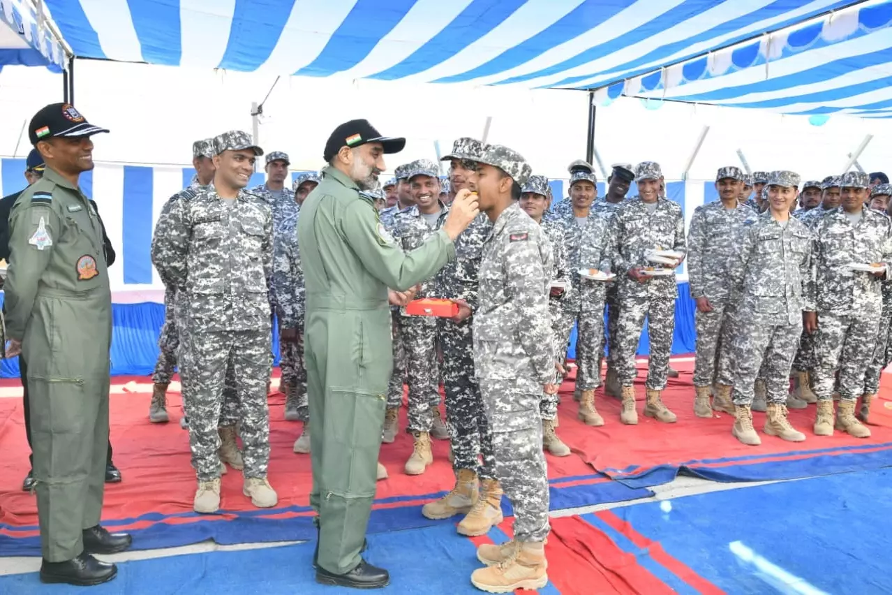 Air Chief Marshal ने लद्दाख में सैनिकों के साथ दिवाली मनाई Air Chief Marshal ने लद्दाख में सैनिकों के साथ दिवाली मनाई