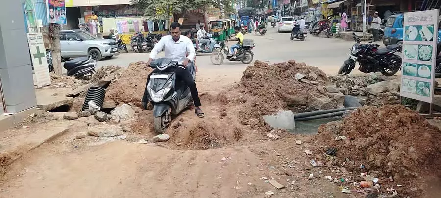 होसकोटे में अंडरग्राउंड केबल बिछाने का काम मुश्किल में : लोग परेशान होसकोटे में अंडरग्राउंड केबल बिछाने का काम मुश्किल में : लोग परेशान