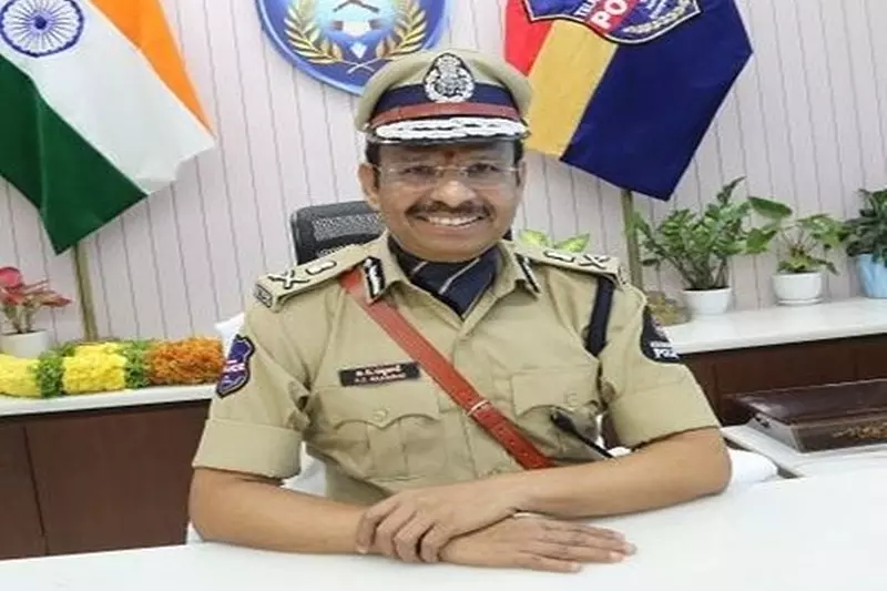 Hyderabad कमिश्नर ने अभिभावकों को फर्जी पुलिस कॉल के प्रति आगाह किया Hyderabad कमिश्नर ने अभिभावकों को फर्जी पुलिस कॉल के प्रति आगाह किया