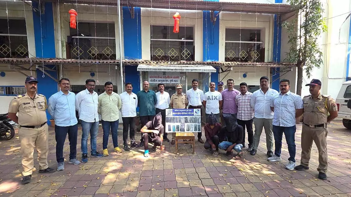पुणे रेलवे स्टेशन के पास फोन चुराने के आरोप में तीन लोग पकड़े गए; 19 मोबाइल जब्त पुणे रेलवे स्टेशन के पास फोन चुराने के आरोप में तीन लोग पकड़े गए; 19 मोबाइल जब्त