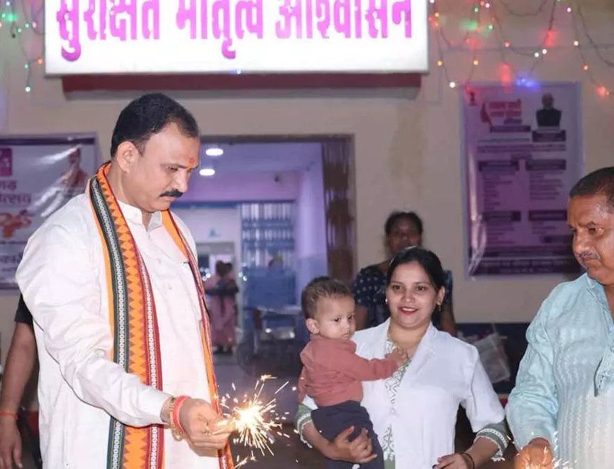 मरीजों को दिवाली की बधाई देने हॉस्पिटल पहुंचे मंत्री, बांटे फल और मिठाई मरीजों को दिवाली की बधाई देने हॉस्पिटल पहुंचे मंत्री, बांटे फल और मिठाई