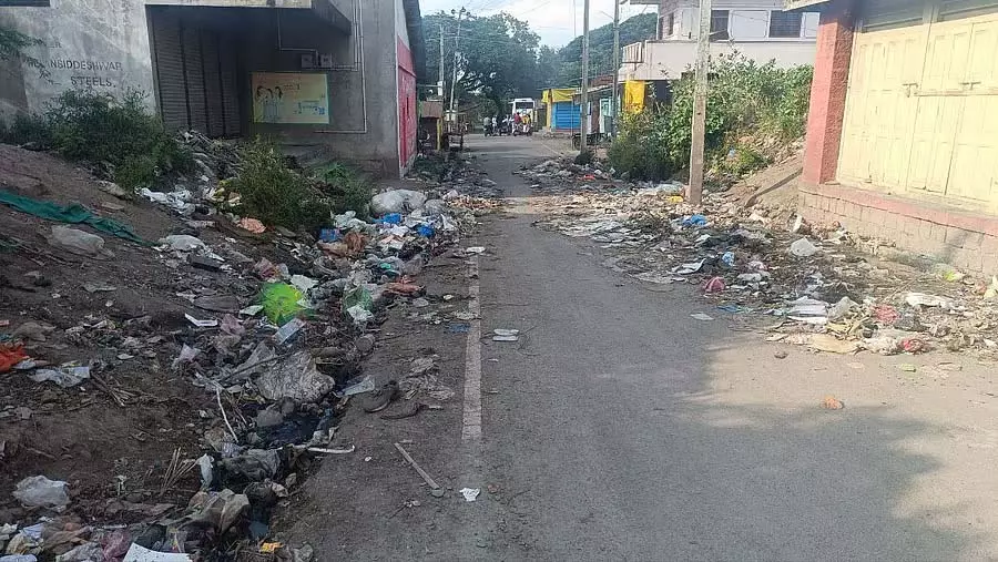 Karnataka : होटल का कचरा वडगुरु झील में फेंका गया Karnataka : होटल का कचरा वडगुरु झील में फेंका गया