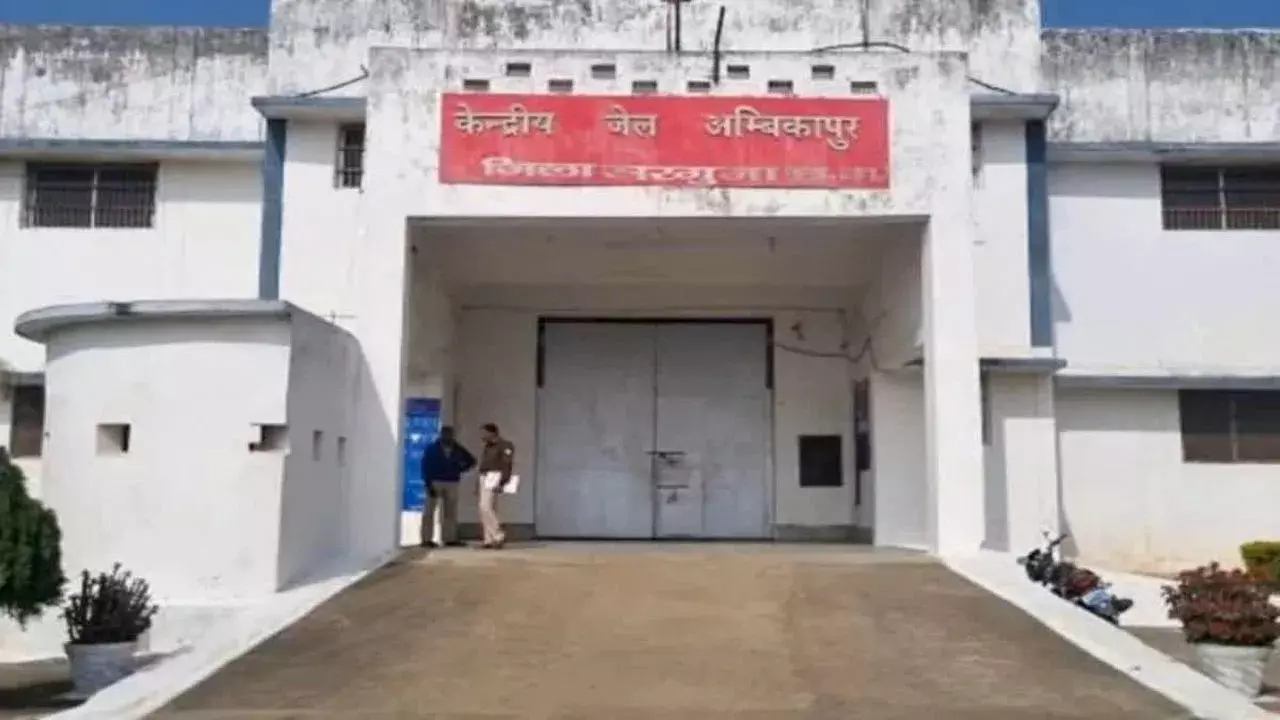 मेडिकल कॉलेज से दो कैदी फरार, खाक छान रही पुलिस टीम मेडिकल कॉलेज से दो कैदी फरार, खाक छान रही पुलिस टीम