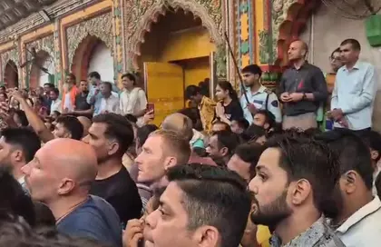 Mathura में गोवर्धन पूजा, द्वारकाधीश मंदिर में उमड़ी श्रद्धालुओं की भीड़ Mathura में गोवर्धन पूजा, द्वारकाधीश मंदिर में उमड़ी श्रद्धालुओं की भीड़