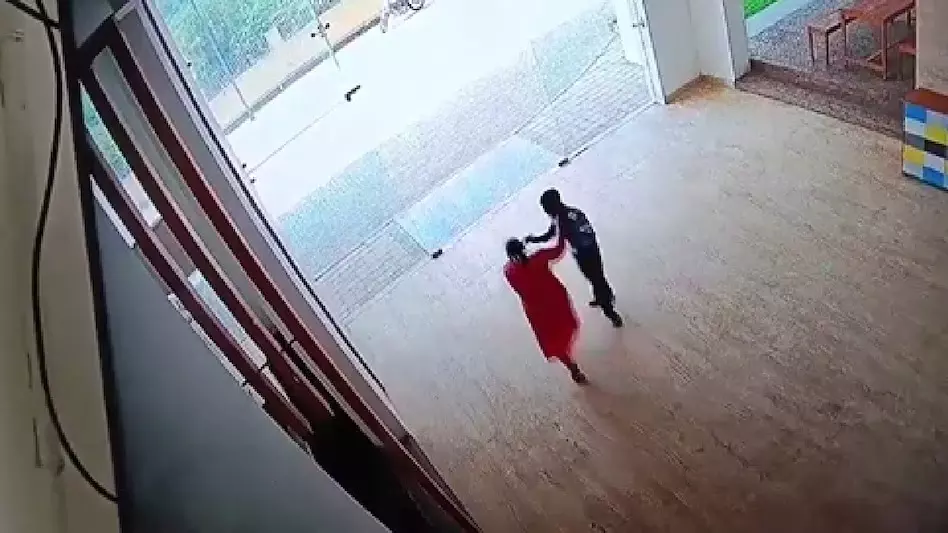 महिला ने सेक्योरिटी गार्ड के साथ गुंडई की, सोसाइटी में थप्पड़कांड का वीडियो वायरल महिला ने सेक्योरिटी गार्ड के साथ गुंडई की, सोसाइटी में थप्पड़कांड का वीडियो वायरल