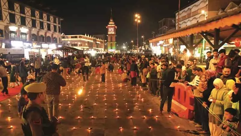 Kashmir में धार्मिक उत्साह के साथ मनाई गई दिवाली Kashmir में धार्मिक उत्साह के साथ मनाई गई दिवाली