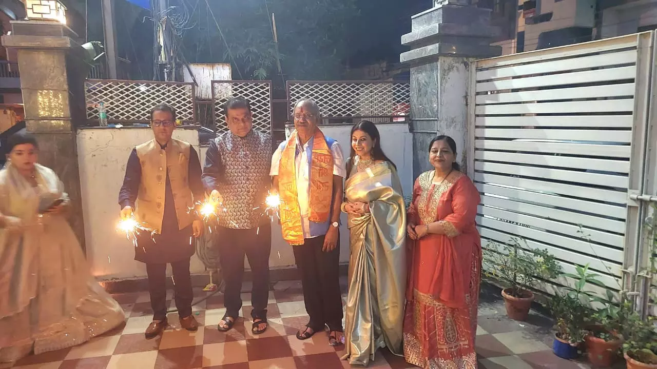 MP बृजमोहन अग्रवाल ने अपने समर्थक के साथ दिवाली मनाई MP बृजमोहन अग्रवाल ने अपने समर्थक के साथ दिवाली मनाई