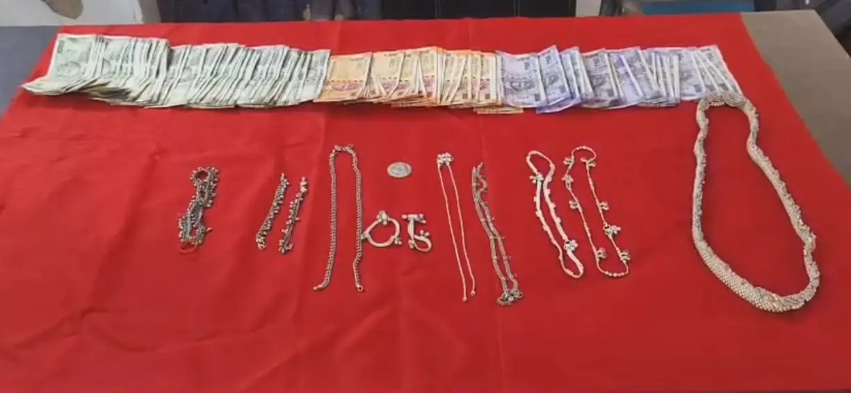 2 लाख 65 हजार की चोरी का खुलासा, धमतरी के नगरी में तीन शातिर गिरफ्तार 2 लाख 65 हजार की चोरी का खुलासा, धमतरी के नगरी में तीन शातिर गिरफ्तार