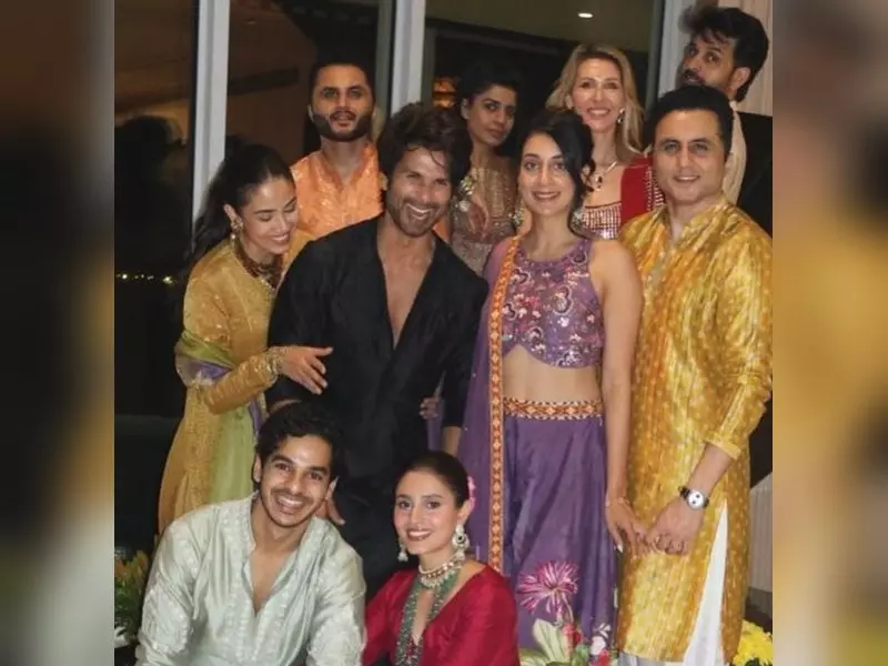Diwali पर स्टार्स की मस्ती, मीरा राजपूत ने दोस्तों संग बिताए खास पल दिखाए Diwali पर स्टार्स की मस्ती, मीरा राजपूत ने दोस्तों संग बिताए खास पल दिखाए