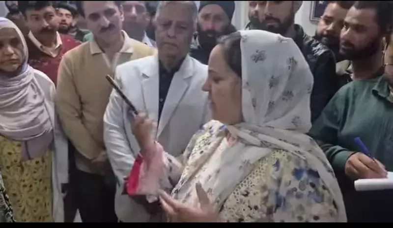 Jammu Kashmir : मंत्री सकीना इटू ने पट्टन अस्पताल का किया औचक निरीक्षण, अनुपस्थित कर्मचारियों के खिलाफ कार्रवाई Jammu Kashmir : मंत्री सकीना इटू ने पट्टन अस्पताल का किया औचक निरीक्षण, अनुपस्थित कर्मचारियों के खिलाफ कार्रवाई