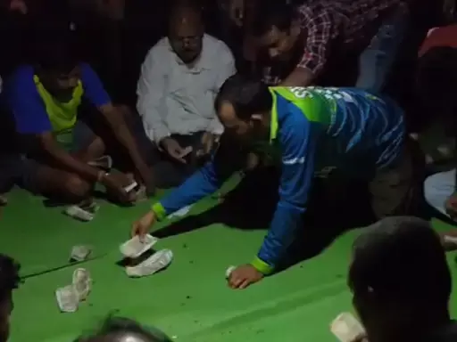 सरकारी कर्मचारी से लेकर व्यापारी तक जुआ में खूब उड़ा रहे पैसा सरकारी कर्मचारी से लेकर व्यापारी तक जुआ में खूब उड़ा रहे पैसा
