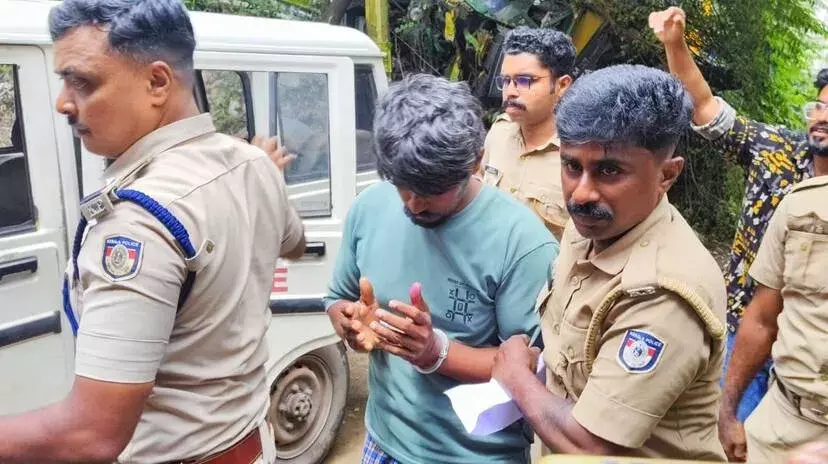 Kerala: जाँच दल को बड़ी सफलता, कज़क्कुट्टम मामले में बेंजामिन पर कार्रवाई Kerala: जाँच दल को बड़ी सफलता, कज़क्कुट्टम मामले में बेंजामिन पर कार्रवाई