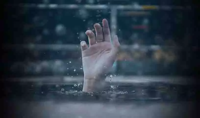 Zaheerabad में बड़ा हादसा टला, पुलिस ने महिला और दो बच्चों की जान बचाई Zaheerabad में बड़ा हादसा टला, पुलिस ने महिला और दो बच्चों की जान बचाई