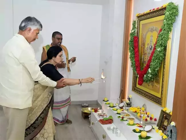 Andhra : दिवाली सेलिब्रेशन में CM चंद्रबाबू और उनकी पत्नी Andhra : दिवाली सेलिब्रेशन में CM चंद्रबाबू और उनकी पत्नी