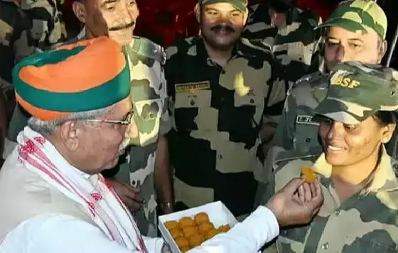 Bikaner: अर्जुन राम ने बीएसएफ जवानों के साथ बांटी मिठाई Bikaner: अर्जुन राम ने बीएसएफ जवानों के साथ बांटी मिठाई