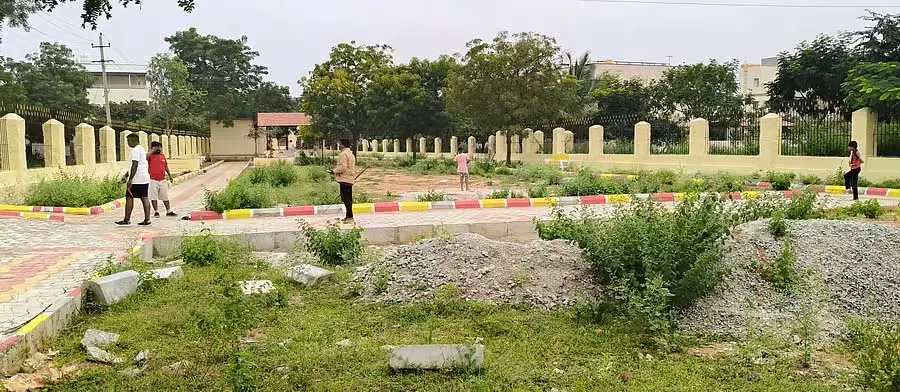 Hagaribommanahalli : एक करोड़ खर्च होने के बावजूद काम अधूरा Hagaribommanahalli : एक करोड़ खर्च होने के बावजूद काम अधूरा