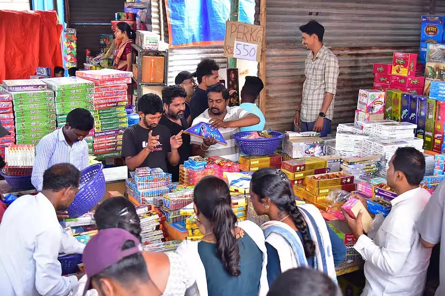 बेल्लारी दिवाली: पटाखों की खरीदारी में उछाल बेल्लारी दिवाली: पटाखों की खरीदारी में उछाल