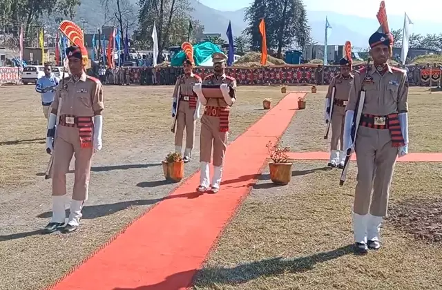Poonch: पुंछ में पुलिस दिवस समारोह, शहीदों को भावपूर्ण श्रद्धांजलि Poonch: पुंछ में पुलिस दिवस समारोह, शहीदों को भावपूर्ण श्रद्धांजलि