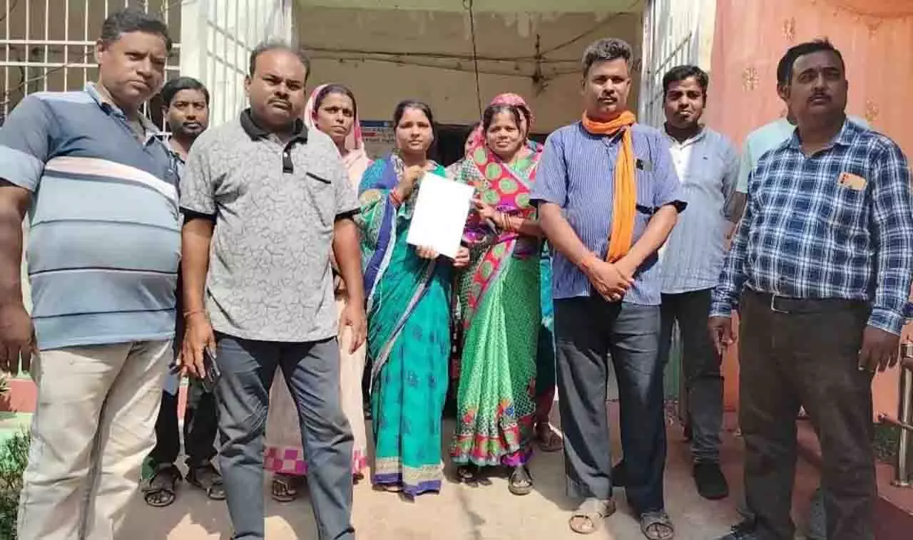 इंस्टाग्राम डांस क्लिप्स ने Odisha के हिंदी शिक्षक को मुश्किल में डाला इंस्टाग्राम डांस क्लिप्स ने Odisha के हिंदी शिक्षक को मुश्किल में डाला