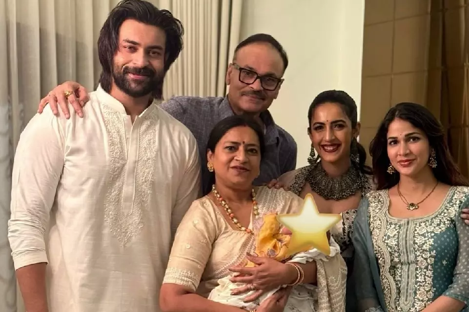 Actor Varun Tej ने अपने बेटे वायुव तेज की पहली दीपावली की तस्वीरें साझा कीं Actor Varun Tej ने अपने बेटे वायुव तेज की पहली दीपावली की तस्वीरें साझा कीं