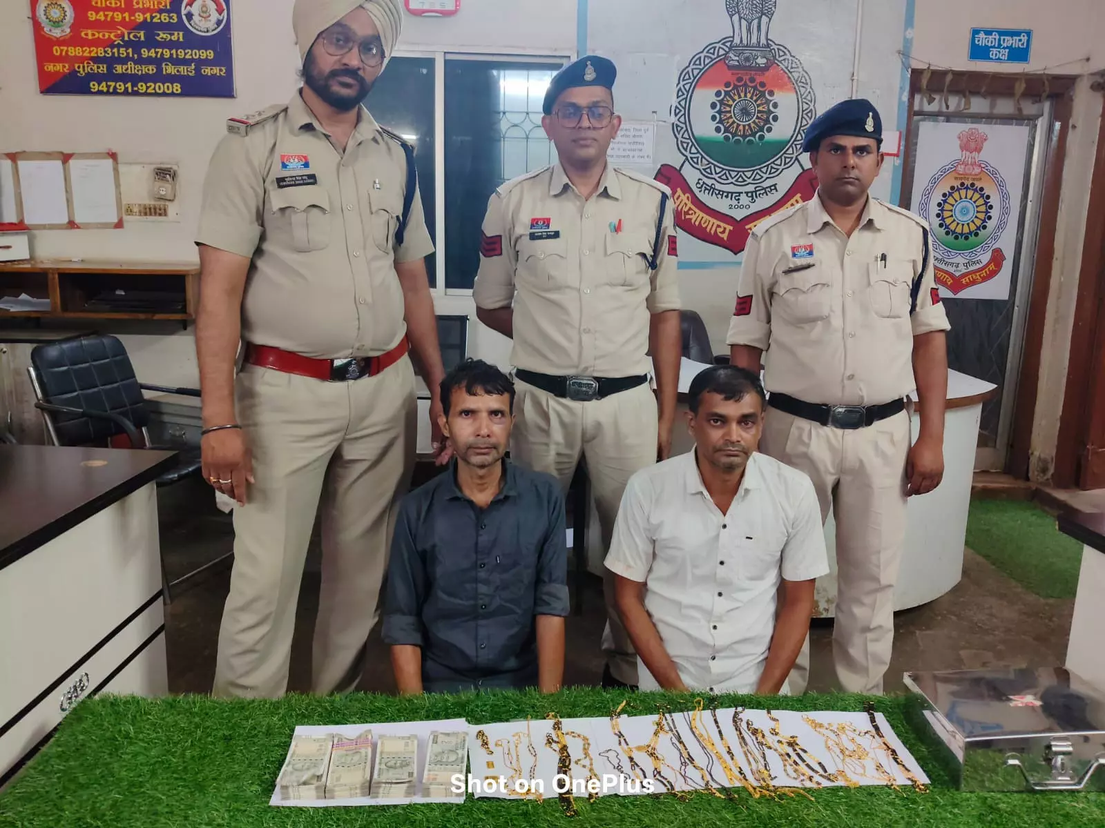 सगे भाई के ज्वेलरी दुकान में किया था चोरी, फुफेरे भाई के साथ मास्टर माइंड गिरफ्तार सगे भाई के ज्वेलरी दुकान में किया था चोरी, फुफेरे भाई के साथ मास्टर माइंड गिरफ्तार