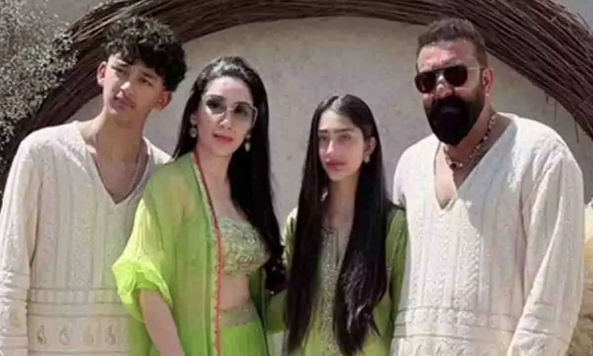 Sanjay Dutt ने जुड़वाँ बच्चों इकरा और शाहरान को जन्मदिन की बधाई दी Sanjay Dutt ने जुड़वाँ बच्चों इकरा और शाहरान को जन्मदिन की बधाई दी