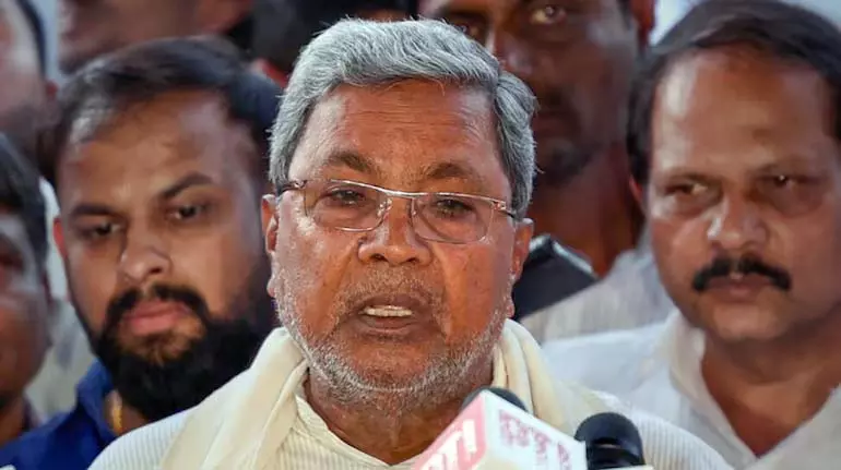 Karnataka के मुख्यमंत्री सिद्धारमैया ने कहा, बेंगलुरु में सभी गड्ढे एक हफ्ते में भरे जाने चाहिए Karnataka के मुख्यमंत्री सिद्धारमैया ने कहा, बेंगलुरु में सभी गड्ढे एक हफ्ते में भरे जाने चाहिए