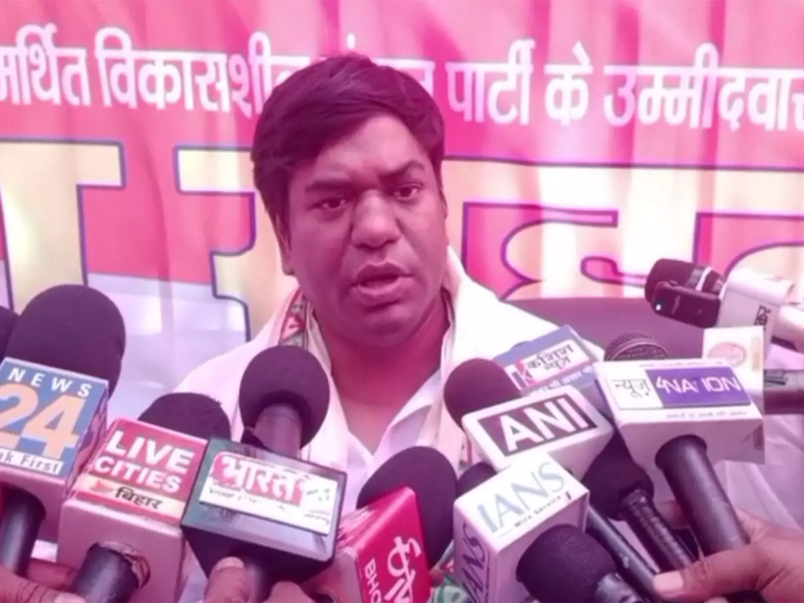 मुकेश सहनी ने तारापुर उम्मीदवार के भाजपा में शामिल होने की खबर को खारिज किया मुकेश सहनी ने तारापुर उम्मीदवार के भाजपा में शामिल होने की खबर को खारिज किया