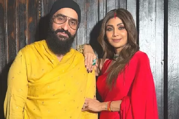Shilpa Shetty ने राज कुंद्रा के साथ दिवाली स्पेशल फोटो शेयर की Shilpa Shetty ने राज कुंद्रा के साथ दिवाली स्पेशल फोटो शेयर की