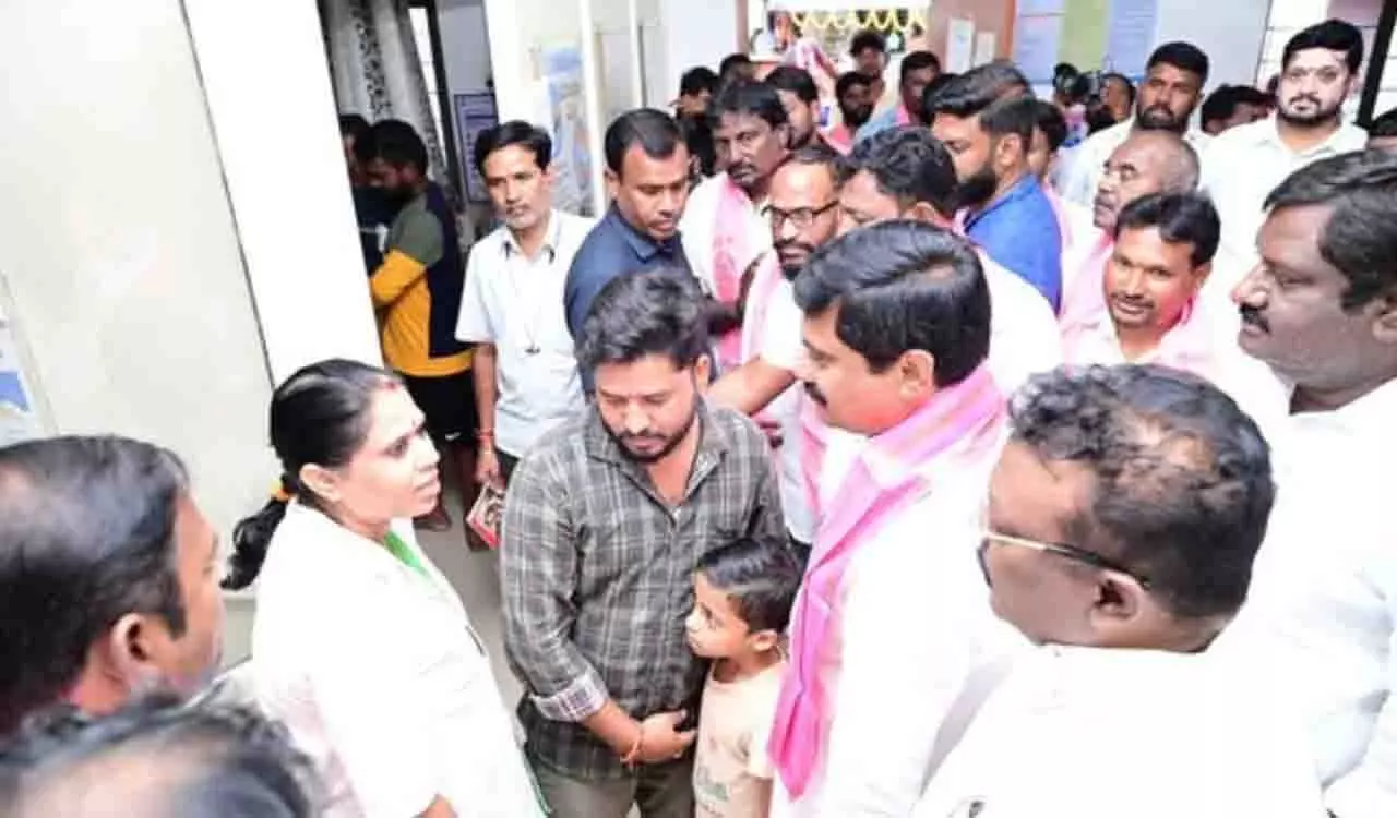 BRS नेताओं ने बस्ती दवाखानों में अव्यवस्था के खिलाफ खोला मोर्चा BRS नेताओं ने बस्ती दवाखानों में अव्यवस्था के खिलाफ खोला मोर्चा