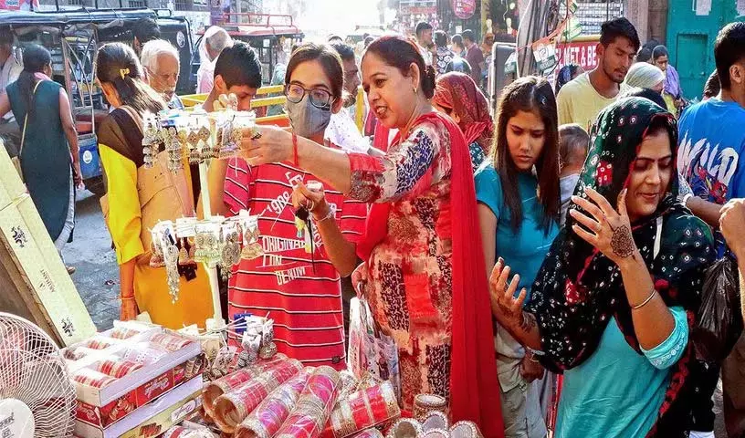 देश के इतिहास में पहली बार दिवाली पर 6.05 लाख करोड़ रुपये की बिक्री हुई..! देश के इतिहास में पहली बार दिवाली पर 6.05 लाख करोड़ रुपये की बिक्री हुई..!