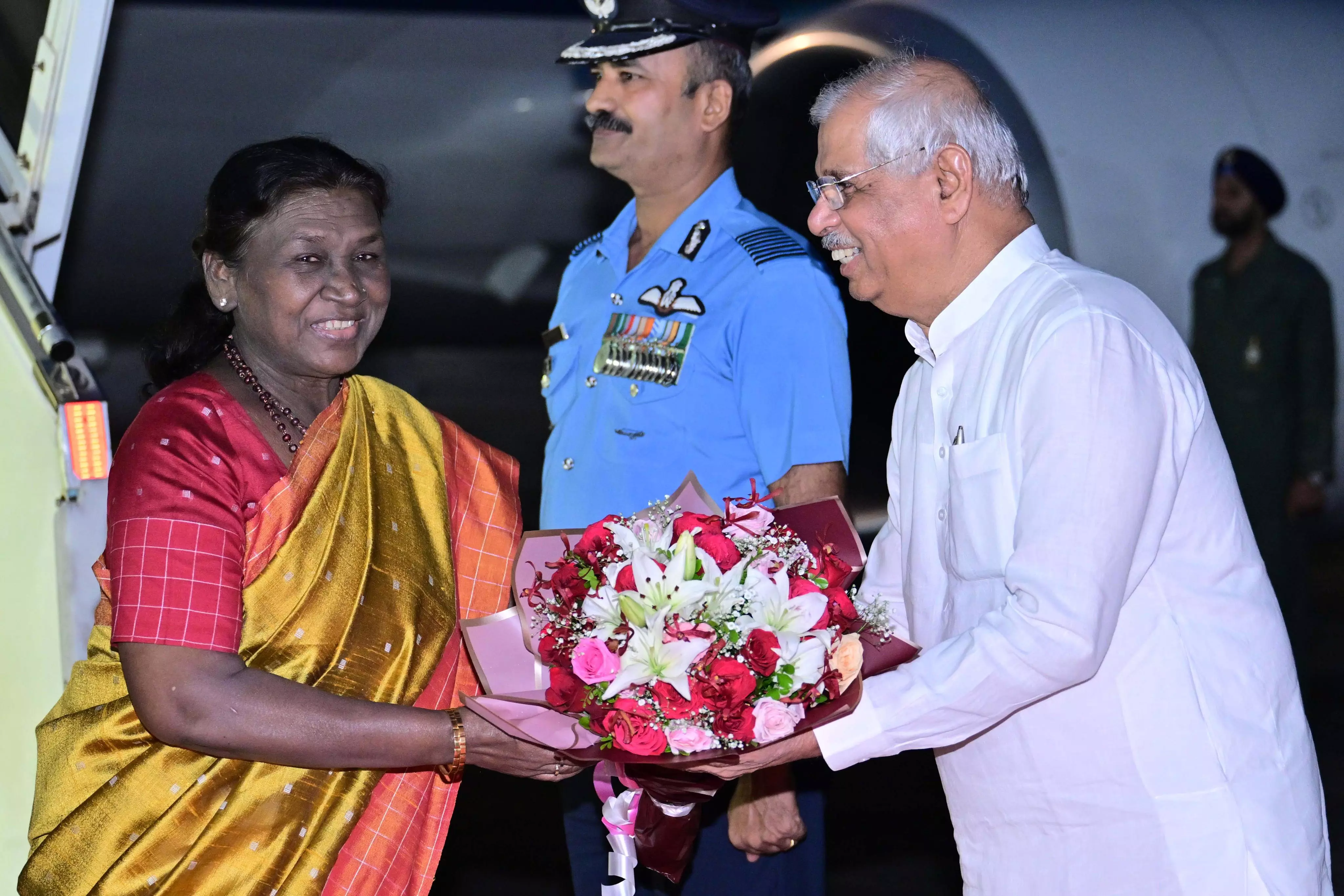 President द्रौपदी मुर्मू पहुँची त्रिवेंद्रम, अधिकारियों ने दी शुभकामनाएं President द्रौपदी मुर्मू पहुँची त्रिवेंद्रम, अधिकारियों ने दी शुभकामनाएं