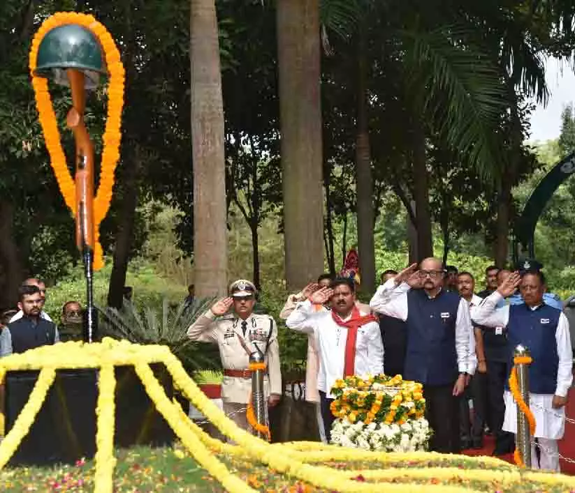 राज्यपाल डेका और मुख्यमंत्री विष्णु देव साय ने शहीद वाटिका पहुंचकर शहीद जवानों को दी श्रद्धांजलि राज्यपाल डेका और मुख्यमंत्री विष्णु देव साय ने शहीद वाटिका पहुंचकर शहीद जवानों को दी श्रद्धांजलि