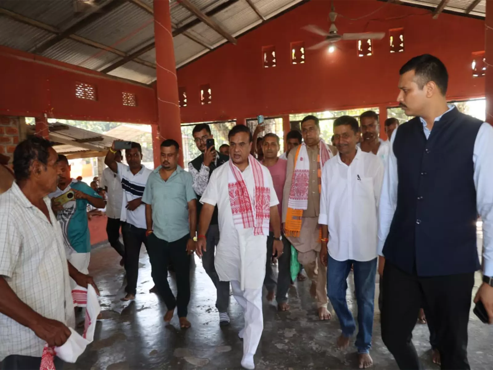 असम के CM ने बक्सा दौरे में घायलों को सहायता और मंदिरों के लिए अनुदान की घोषणा की असम के CM ने बक्सा दौरे में घायलों को सहायता और मंदिरों के लिए अनुदान की घोषणा की