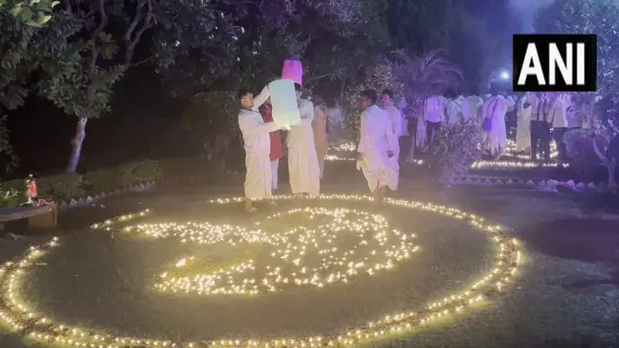 लखनऊ: राधा कृष्ण मंदिर में सवा लाख दीपों से जगमगा उठा परिसर, भक्तों ने किया भव्य दीपोत्सव लखनऊ: राधा कृष्ण मंदिर में सवा लाख दीपों से जगमगा उठा परिसर, भक्तों ने किया भव्य दीपोत्सव
